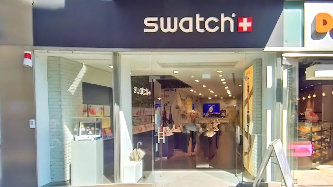 Swatch Köln Schildergasse Uhrenladen mit schwarzem Vordach und Auslagen Uhren Köln City
