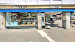 TASCHEN Store Cologne Buchhandlung mit blauem Vordach und Literatur im Fenster Buchhandlung Köln Neumarkt-/Cäcilien-Viertel