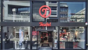 Teufel Store Köln Audiogeräte im schwarzen Schaufenster mit rotem Logo Elektrofachgeschäft Köln City