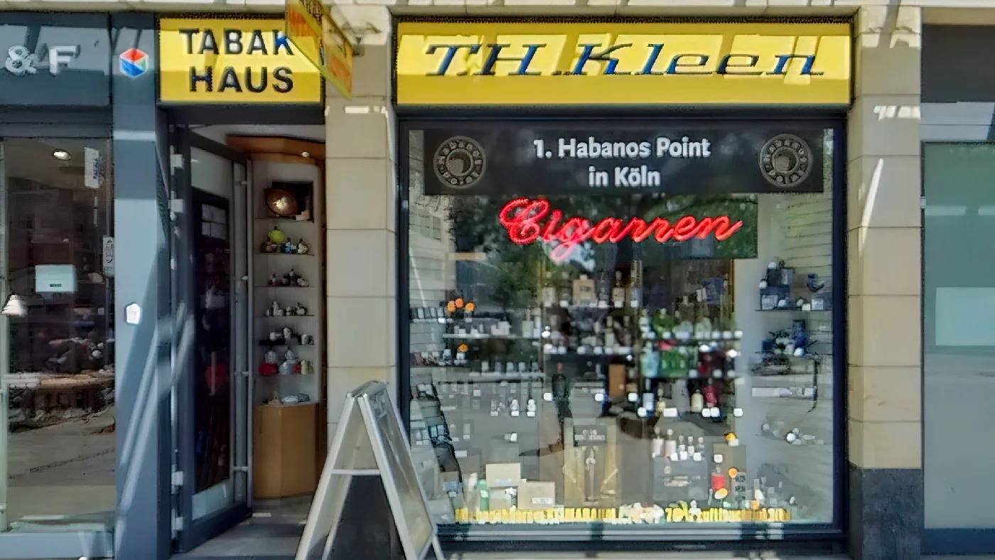 Tabakgeschäft T.H. Kleen in Köln mit gelbem Vordach und Leuchtreklame Tabakladen Köln Neumarkt-/Cäcilien-Viertel