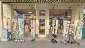 Traumfarben bunte Postkarten und Waren im Schaufenster Schreibwaren Köln Südstadt