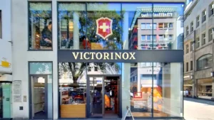 Victorinox Store große Fenster rotes Schild-Logo. Divers Köln City