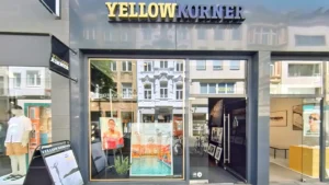 YellowKorner Köln Fotogalerie große Fenster schwarz-gelbes Schild. Kunstgalerie Köln Apostel-Viertel